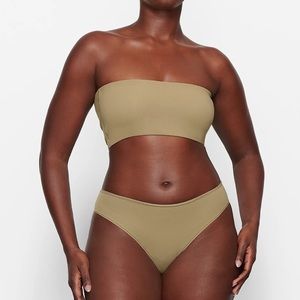 SKIMS FITS EVERYBODY BANDEAU BRA in KHAKI SIZE M